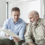 Karriere 49 Senior man discussing his finances with their advisor