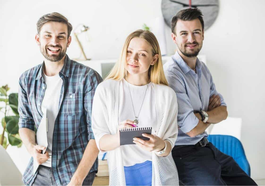 Drei Mitarbeiter in einem modernen Büro.